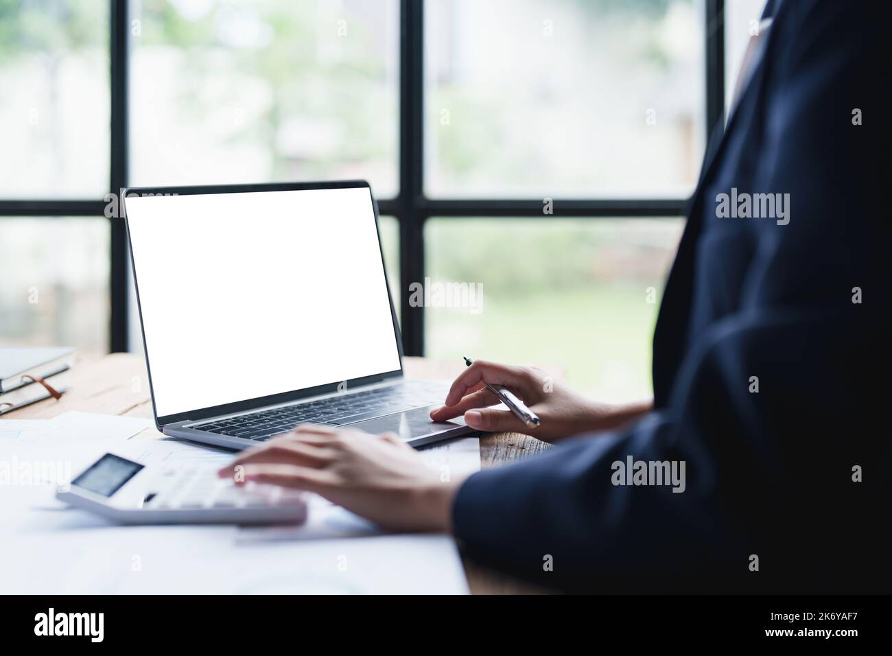 Donna d'affari o contabile che effettua il controllo di lavoro. Finanza e concetto di contabilità Foto Stock