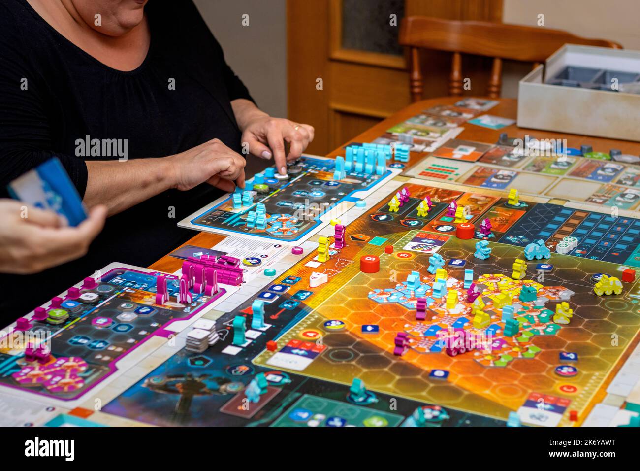Gioco di ruolo da tavolo colorato gioco di ruolo RPG dadi e libri di regole  Foto stock - Alamy