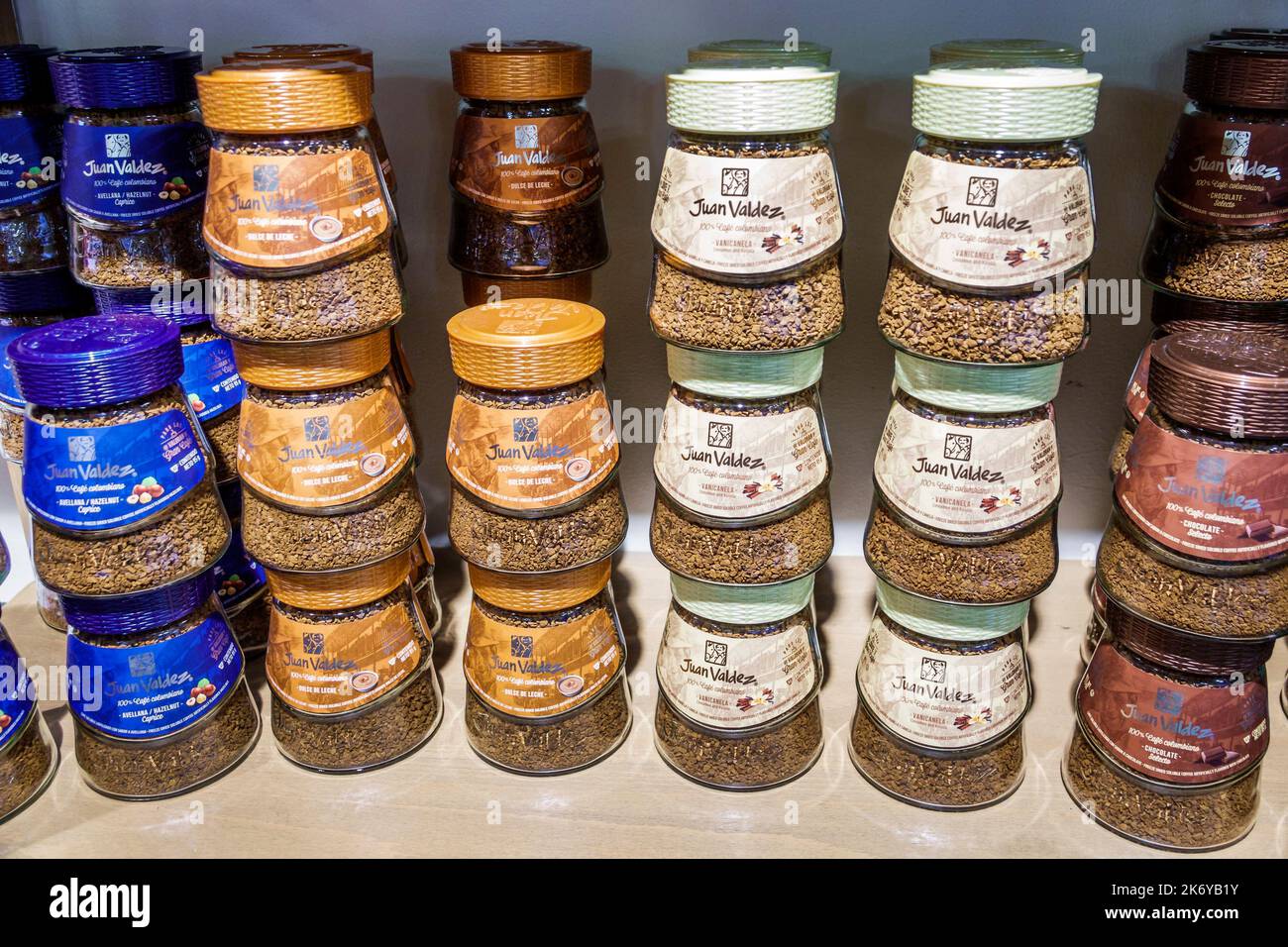 Bogota Colombia,Santa Fe Carrera 13,Juan Valdez Cafe caffetteria solubile istantaneo vendita caffè scaffali esposizione prodotto, ristorante ristoranti cena Foto Stock