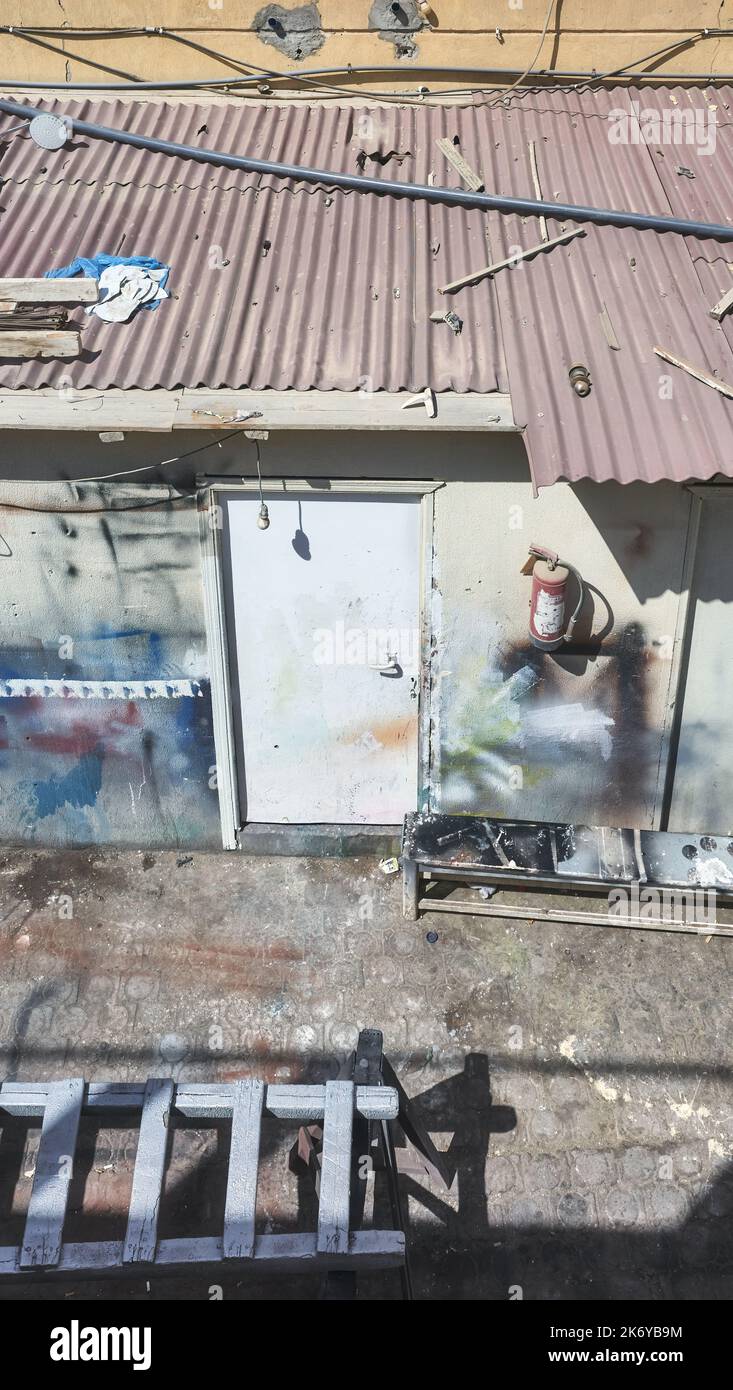 Vicolo posteriore stretto di run-down visto dall'alto. Foto Stock