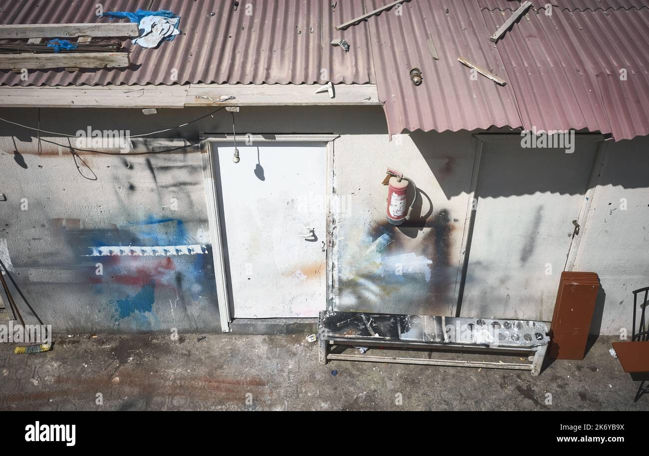 Vicolo posteriore stretto di run-down visto dall'alto. Foto Stock