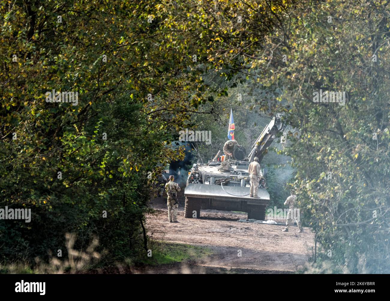 British Army Challenger II CRARRV veicolo di recupero serbatoio con braccio gru esteso e soldati REME in preparazione per l'azione Foto Stock