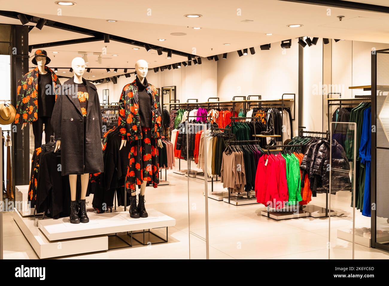 Interni alla moda del negozio di abbigliamento. Kaunas, Lituania 25 settembre 2022 Foto Stock