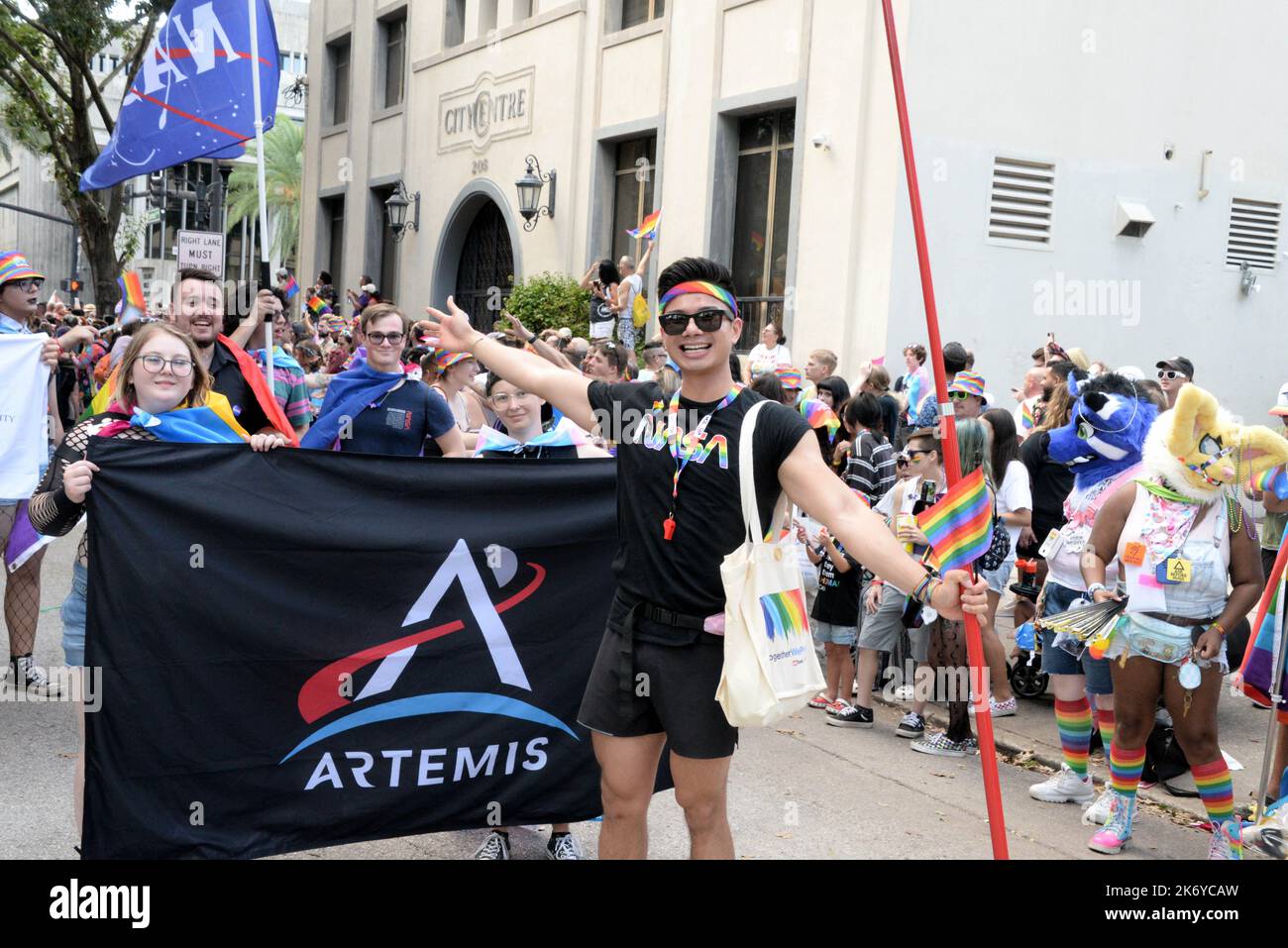 Orlando, Florida, Stati Uniti. Ottobre 15, 2022. Migliaia di persone hanno partecipato all'evento 2022 "come out with Pride" nel centro di Orlando. Le aziende stimate con i dipendenti che trasportano e sventolano le bandiere alcuni in costume camminarono il percorso della sfilata cantando, cantando, ballando e fischietti soffianti. Photo Credit: Julian Leek/Alamy Live News Foto Stock