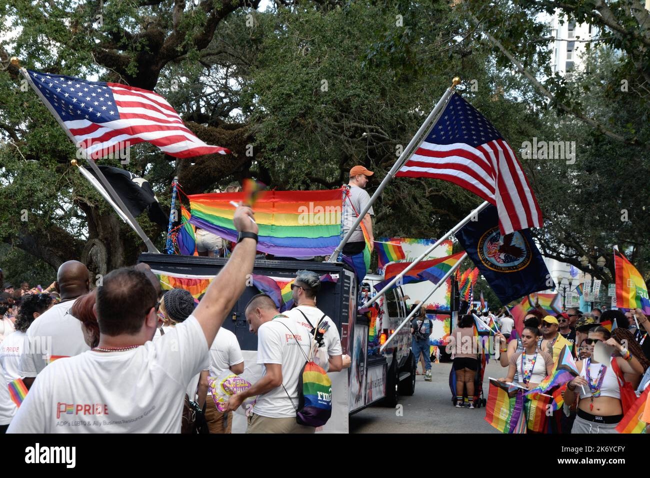 Orlando, Florida, Stati Uniti. Ottobre 15, 2022. Migliaia di persone hanno partecipato all'evento 2022 "come out with Pride" nel centro di Orlando. Le aziende stimate con i dipendenti che trasportano e sventolano le bandiere alcuni in costume camminarono il percorso della sfilata cantando, cantando, ballando e fischietti soffianti. Photo Credit: Julian Leek/Alamy Live News Foto Stock