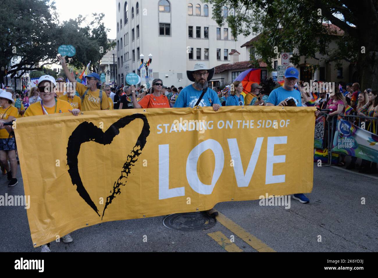 Orlando, Florida, Stati Uniti. Ottobre 15, 2022. Migliaia di persone hanno partecipato all'evento 2022 "come out with Pride" nel centro di Orlando. Le aziende stimate con i dipendenti che trasportano e sventolano le bandiere alcuni in costume camminarono il percorso della sfilata cantando, cantando, ballando e fischietti soffianti. Photo Credit: Julian Leek/Alamy Live News Foto Stock