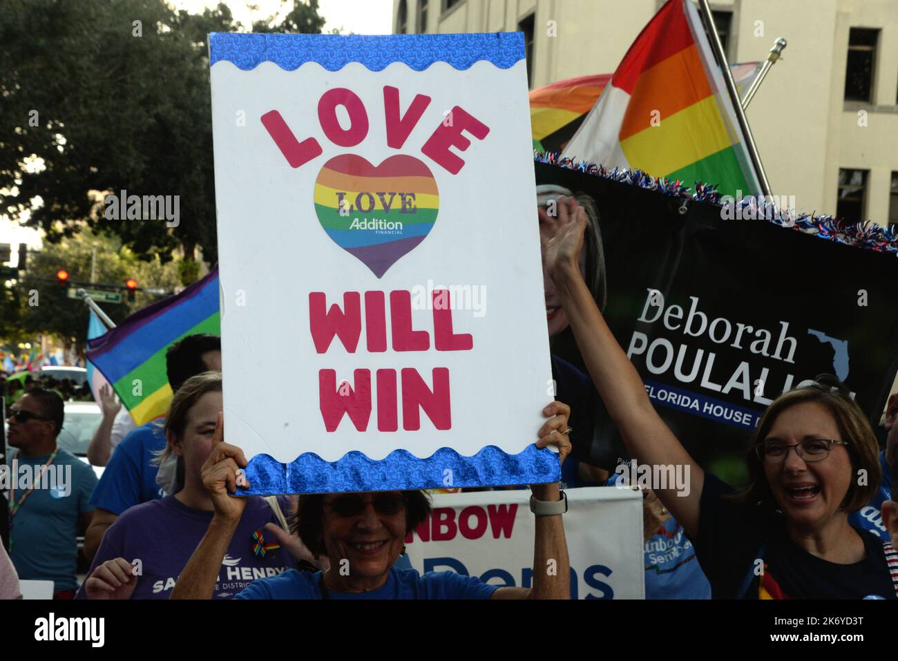 Orlando, Florida, Stati Uniti. Ottobre 15, 2022. Migliaia di persone hanno partecipato all'evento 2022 "come out with Pride" nel centro di Orlando. Le aziende stimate con i dipendenti che trasportano e sventolano le bandiere alcuni in costume camminarono il percorso della sfilata cantando, cantando, ballando e fischietti soffianti. Photo Credit: Julian Leek/Alamy Live News Foto Stock