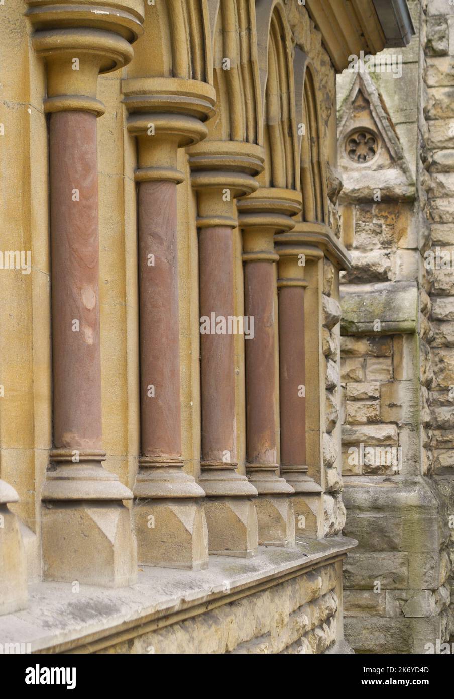 Antico muro romano di pilastri in pietra in composizione verticale Foto Stock