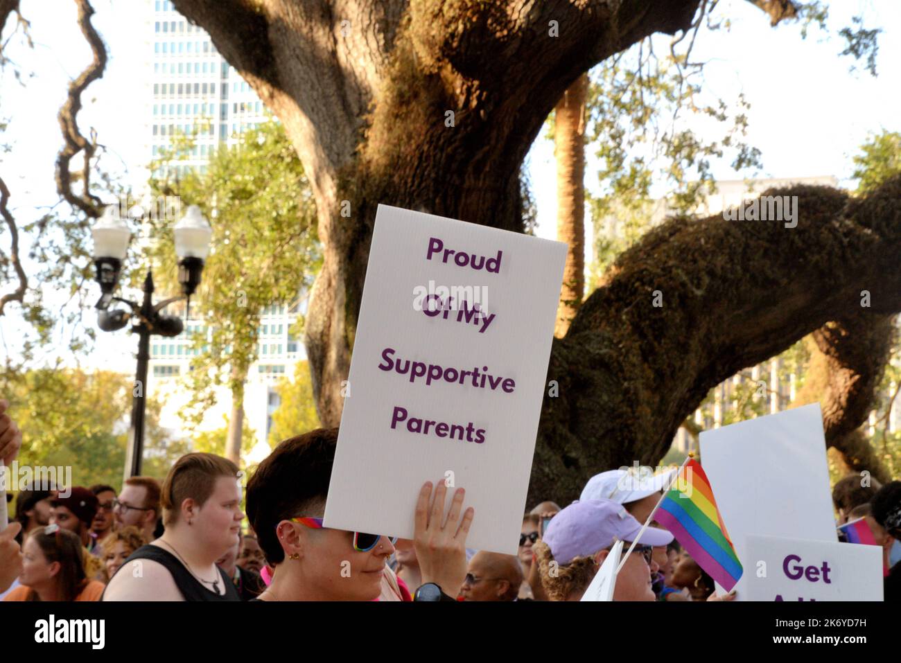 Orlando, Florida, Stati Uniti. Ottobre 15, 2022. Migliaia di persone hanno partecipato all'evento 2022 "come out with Pride" nel centro di Orlando. Le aziende stimate con i dipendenti che trasportano e sventolano le bandiere alcuni in costume camminarono il percorso della sfilata cantando, cantando, ballando e fischietti soffianti. Photo Credit: Julian Leek/Alamy Live News Foto Stock