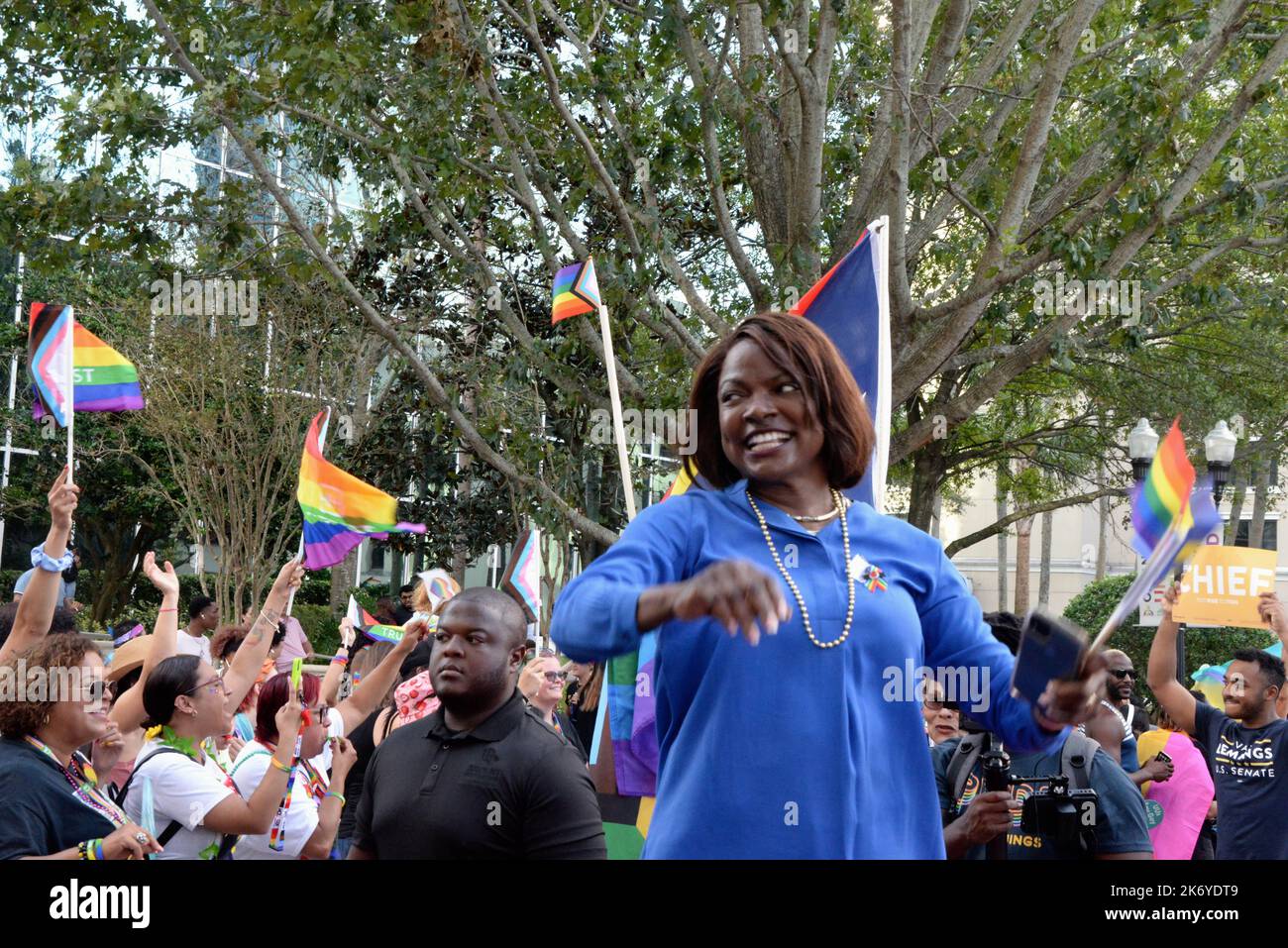 Orlando, Florida, Stati Uniti. Ottobre 15, 2022. Migliaia di persone hanno partecipato all'evento 2022 "come out with Pride" nel centro di Orlando. Le aziende stimate con i dipendenti che trasportano e sventolano le bandiere alcuni in costume camminarono il percorso della sfilata cantando, cantando, ballando e fischietti soffianti. Photo Credit: Julian Leek/Alamy Live News Foto Stock