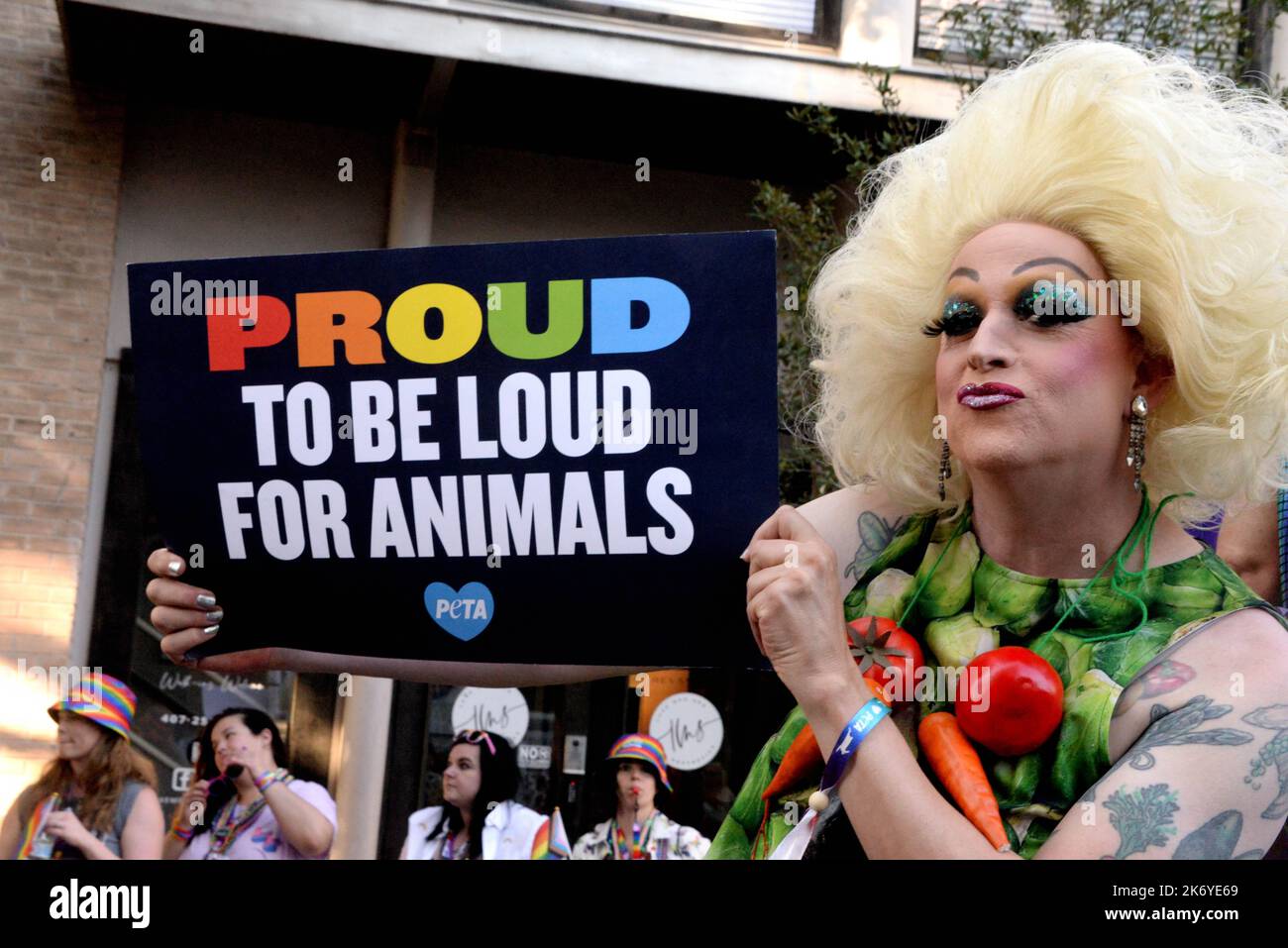 Orlando, Florida, Stati Uniti. Ottobre 15, 2022. Migliaia di persone hanno partecipato all'evento 2022 "come out with Pride" nel centro di Orlando. Le aziende stimate con i dipendenti che trasportano e sventolano le bandiere alcuni in costume camminarono il percorso della sfilata cantando, cantando, ballando e fischietti soffianti. Photo Credit: Julian Leek/Alamy Live News Foto Stock