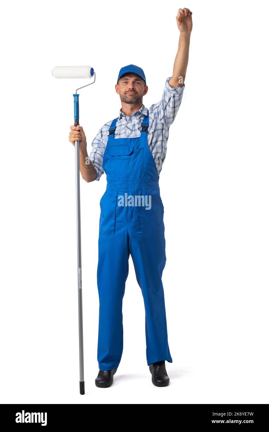 Pittore di casa maschile con pennello a rullo con braccio sollevato isolato su sfondo bianco full length studio ritratto Foto Stock
