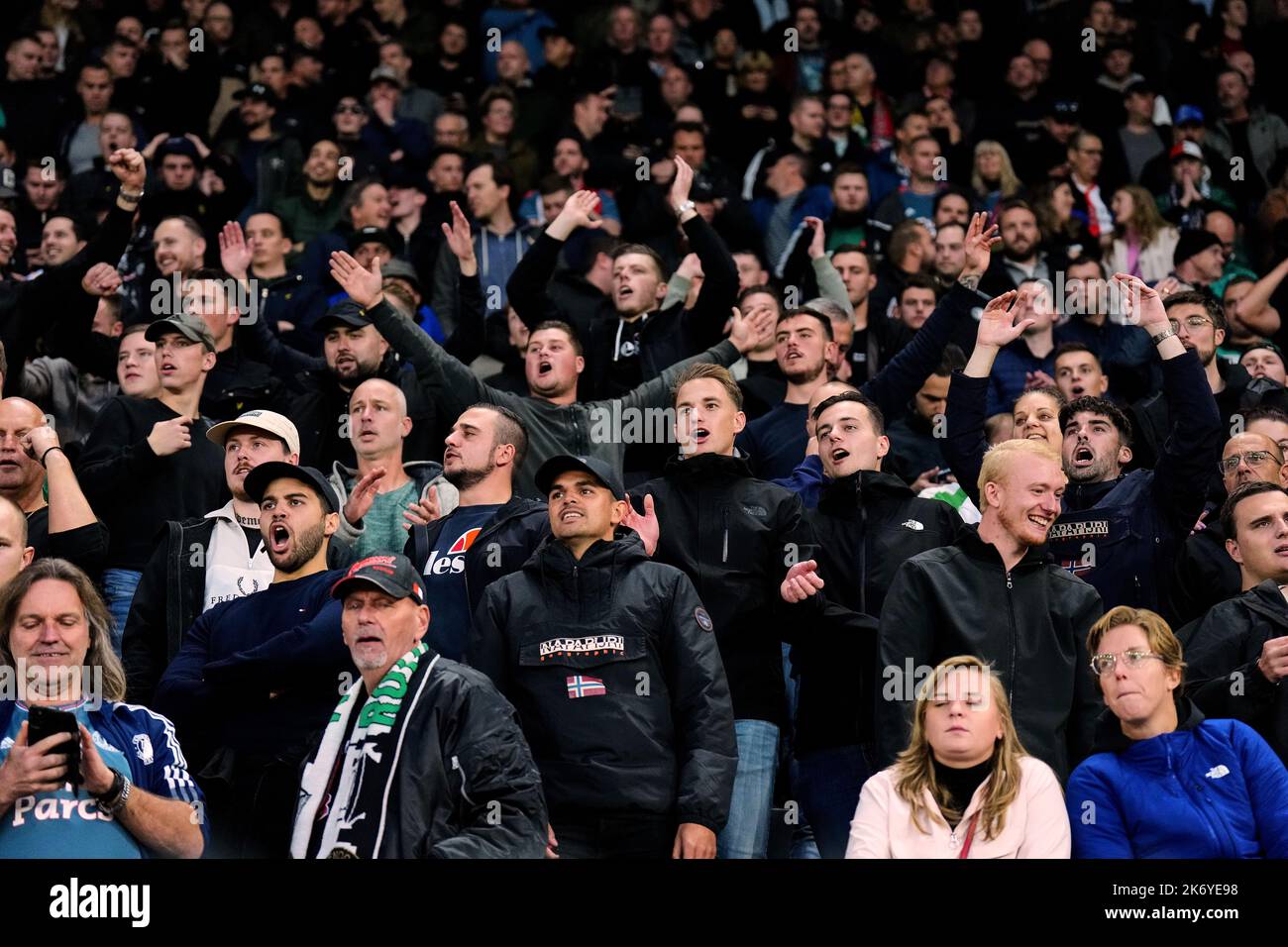 Alkmaar - tifosi di Feyenoord durante la partita tra AZ Alkmaar e Feyenoord allo stadio AFAS il 16 ottobre 2022 ad Alkmaar, Paesi Bassi. (Da Box a Box Pictures/Yannick Verhoeven) Foto Stock