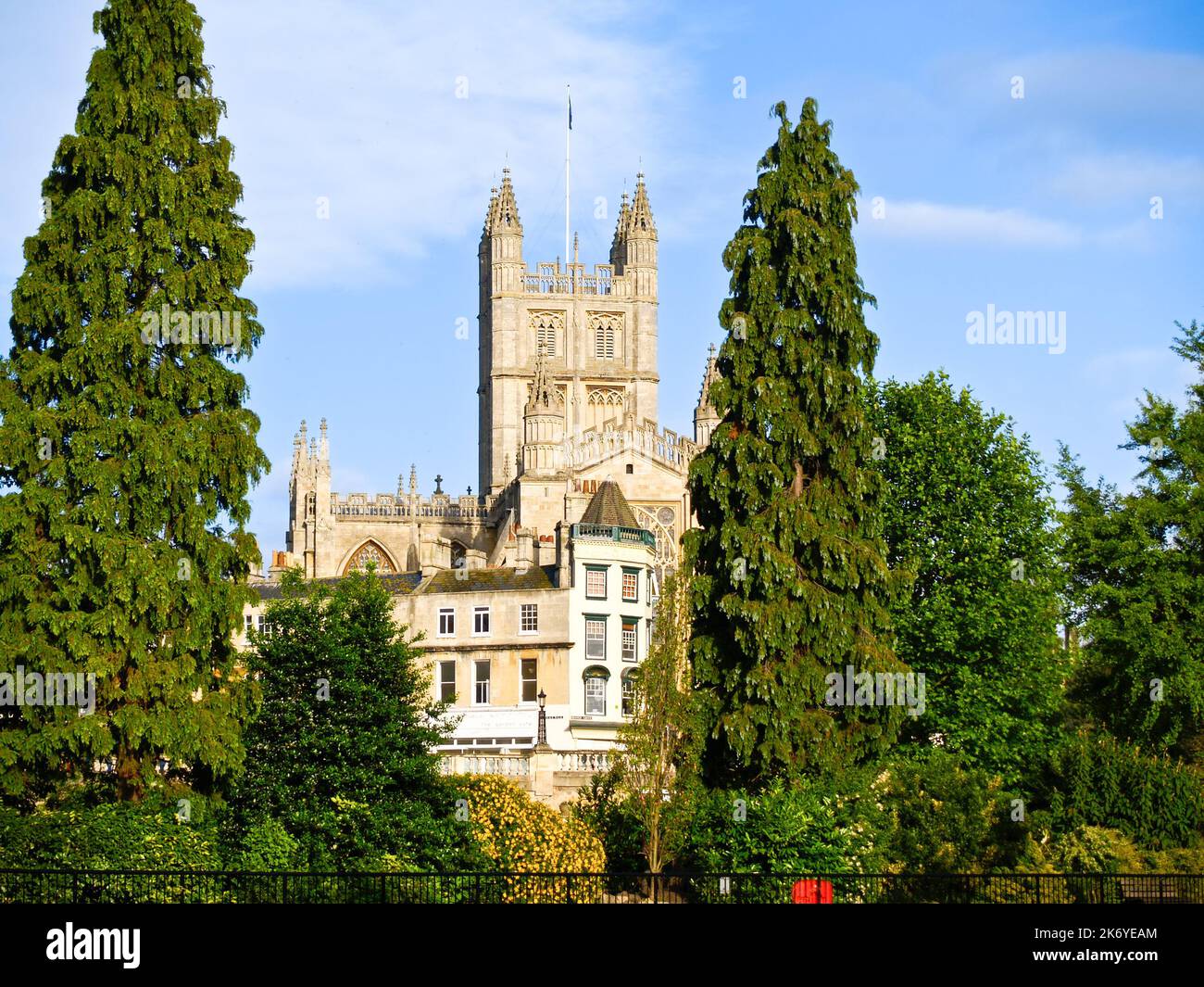 Abbazia di Bath tra alberi verdi in paesaggio urbano naturale, Regno Unito Foto Stock