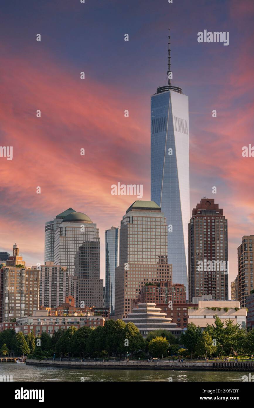Centro finanziario e commerciale nel centro di Manhattan con un cielo spettacolare Foto Stock