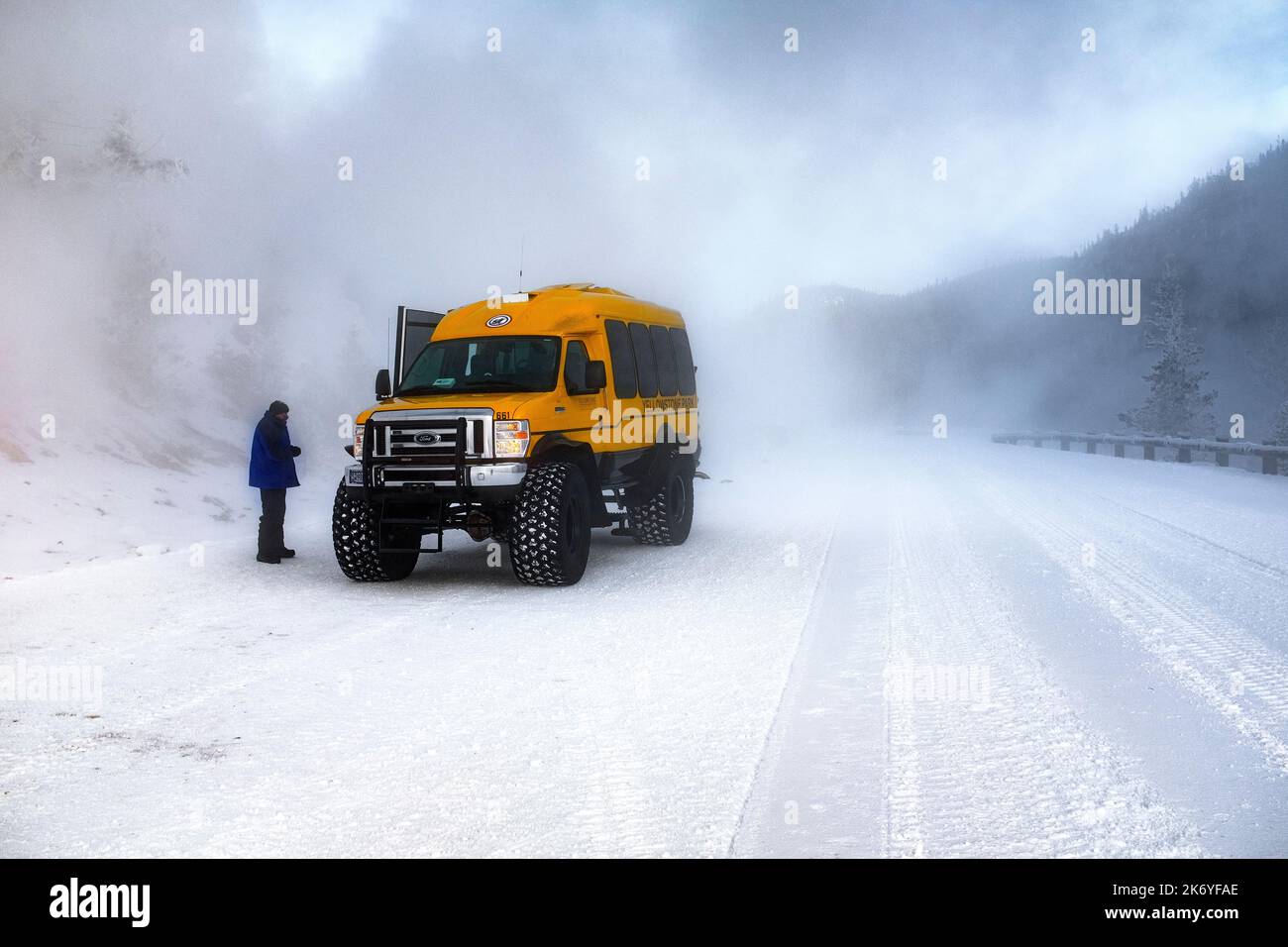 WY05117-00....Wyoming - trasporto invernale vehical nel Parco Nazionale di Yellowstone. Foto Stock