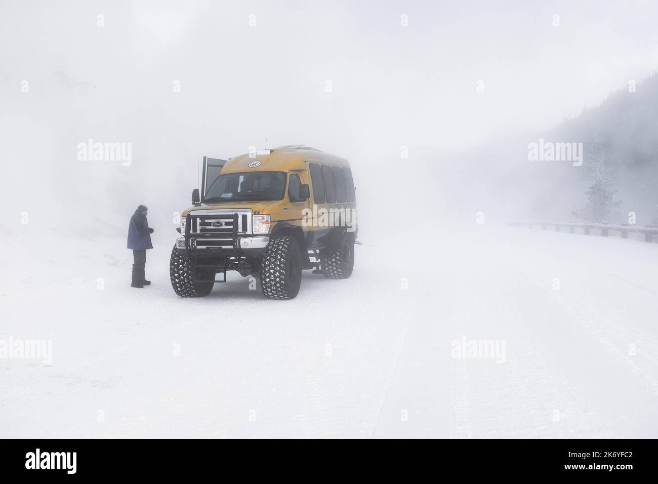 WY05118-00....Wyoming - trasporto invernale vehical nel Parco Nazionale di Yellowstone. Foto Stock