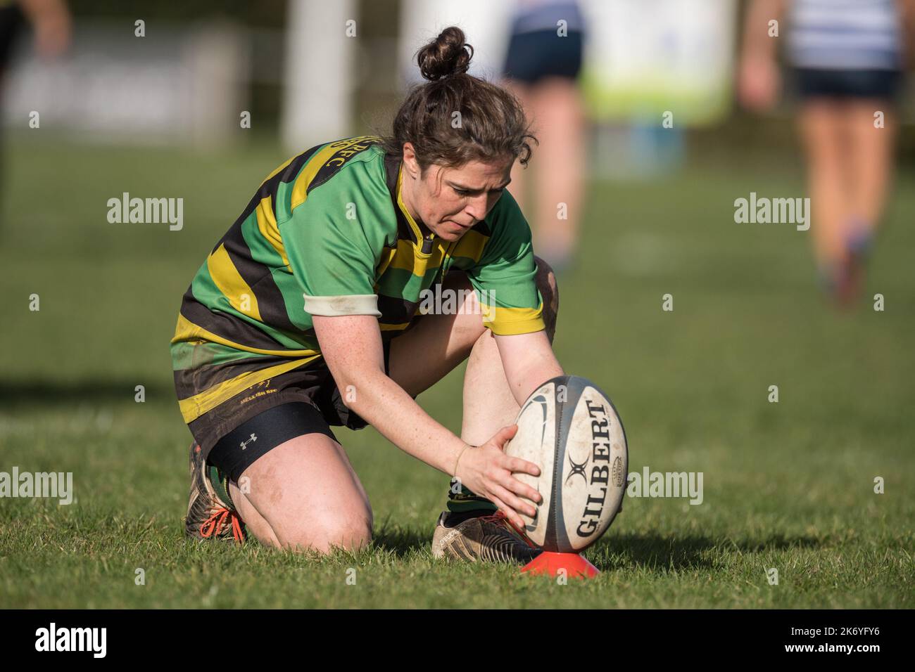 Donne inglesi giocatori amatoriali di Rugby Union che giocano in una partita di campionato. Foto Stock