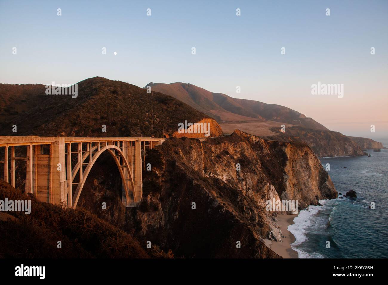 Ponte storico Bixby a Big sur durante il tramonto, California Foto Stock