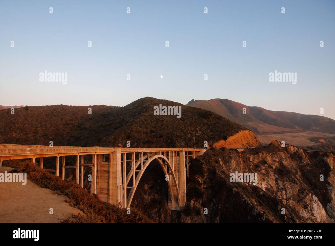 Ponte storico Bixby a Big sur durante il tramonto, California Foto Stock