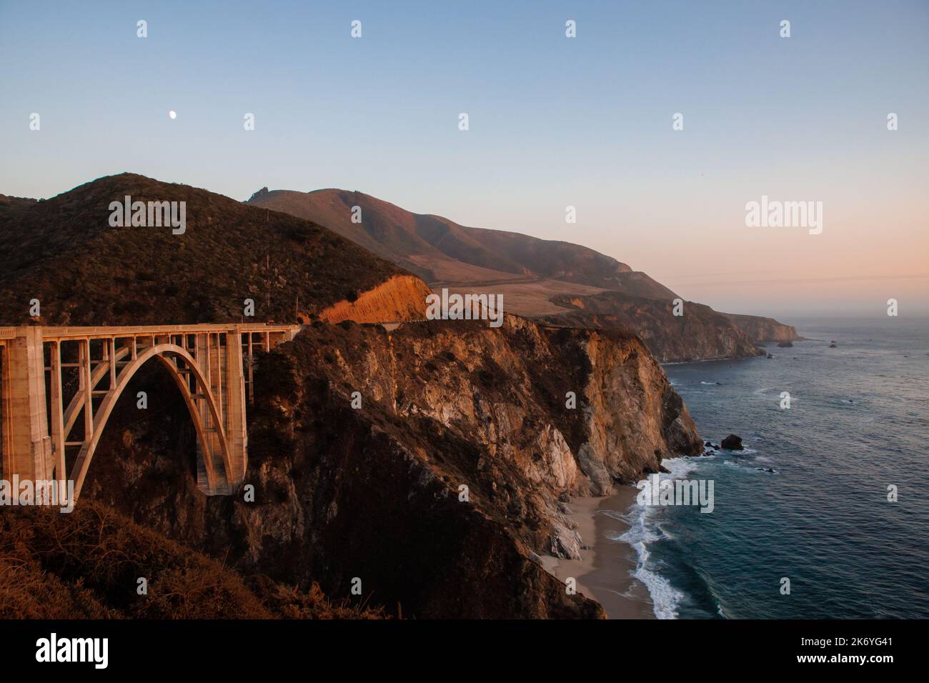 Ponte storico Bixby a Big sur durante il tramonto, California Foto Stock