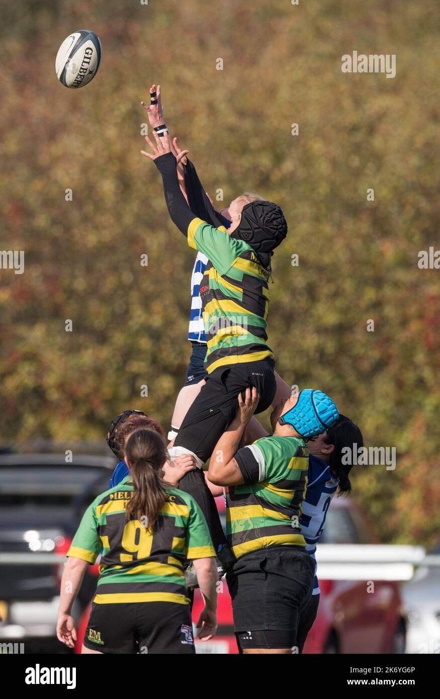 Donne inglesi giocatori amatoriali di Rugby Union che giocano in una partita di campionato. Foto Stock