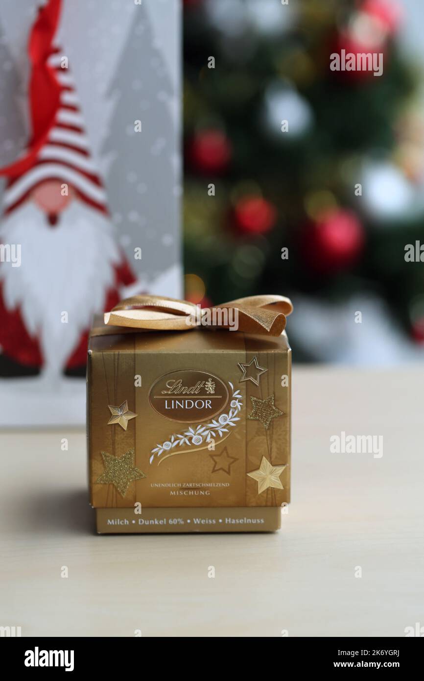 Espoo, Finlandia, 2020 dicembre: Confezione regalo decorativa d'oro  riempita con palle Lindt Lindor - cioccolato svizzero di lusso perfetto per  Natale e per divertirsi Foto stock - Alamy
