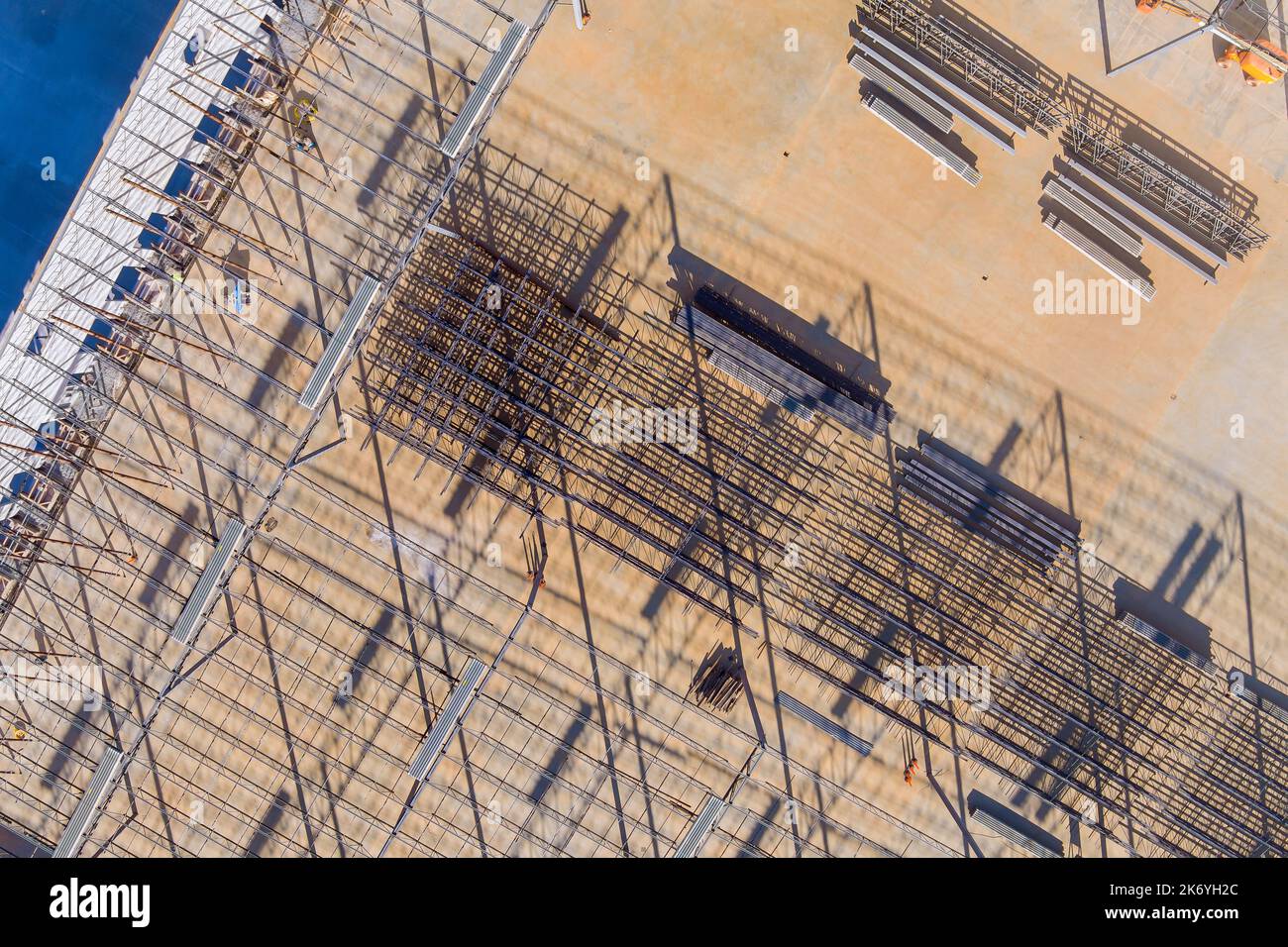 Questa struttura è composta da telai in alluminio in acciaio metallico per magazzini di cantieri edili Foto Stock