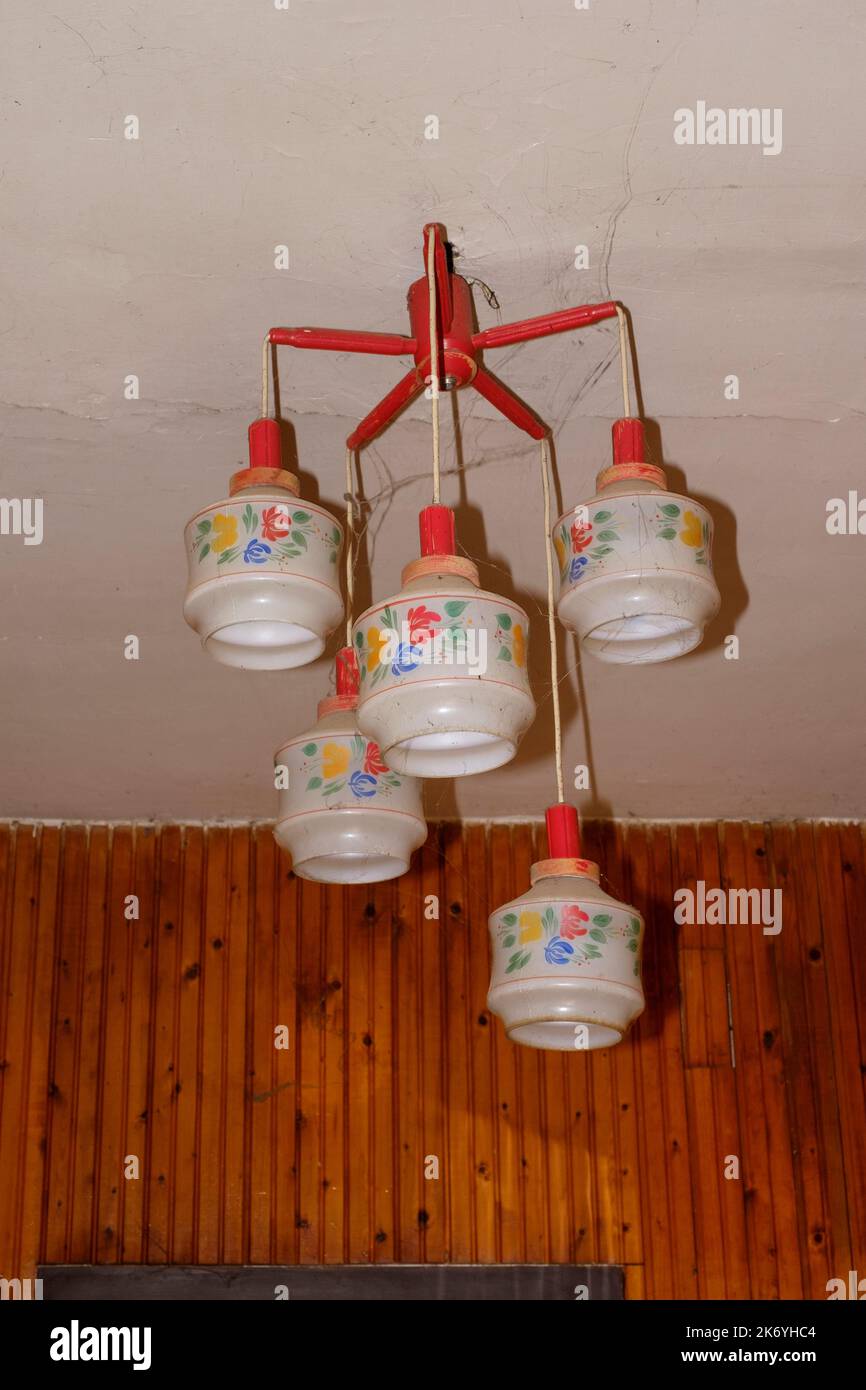 lampade da soffitto in stile lampadario vintage in abbandonato derelitto villaggio rurale casa zala contea ungheria Foto Stock