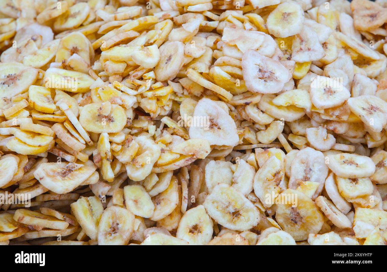 Fette di frutta secca di banana. Prodotto esposto presso la bancarella del mercato di strada Foto Stock