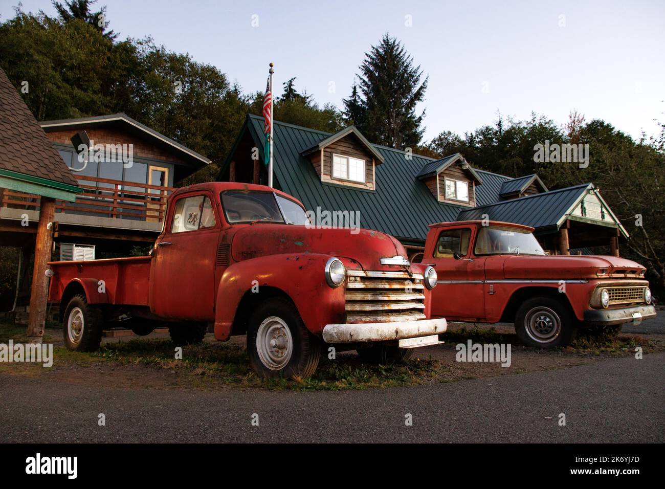 Camion rosso arrugginito di Bella da Twilight. Il leggendario camion Bella's di fronte al centro visitatori di Forks a Washington Foto Stock