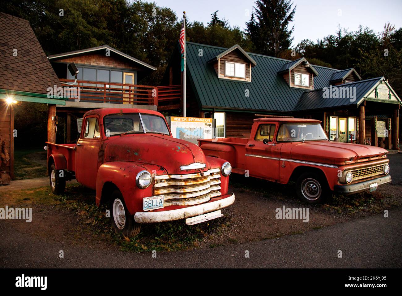 Camion rosso arrugginito di Bella da Twilight. Il leggendario camion Bella's di fronte al centro visitatori di Forks a Washington Foto Stock
