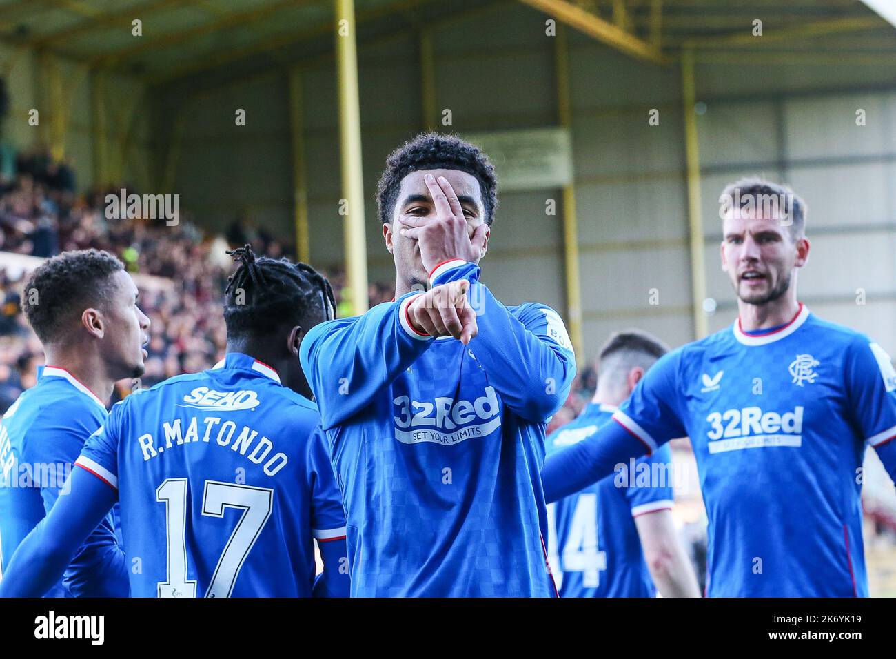 Motherwell, Regno Unito. 16th Ott 2022. Motherwell ha giocato a Rangers nella Cinch Premiership al Fir Hill Stadium, Motherwell, Scozia, Regno Unito. Rangers ha vinto 2 -1 con gol da Tillman (53 minuti) e Lundstram (69 minuti). McKinistry ha segnato per Motherwell (77 minuti) da un calcio di punizione. Credit: Findlay/Alamy Live News Foto Stock