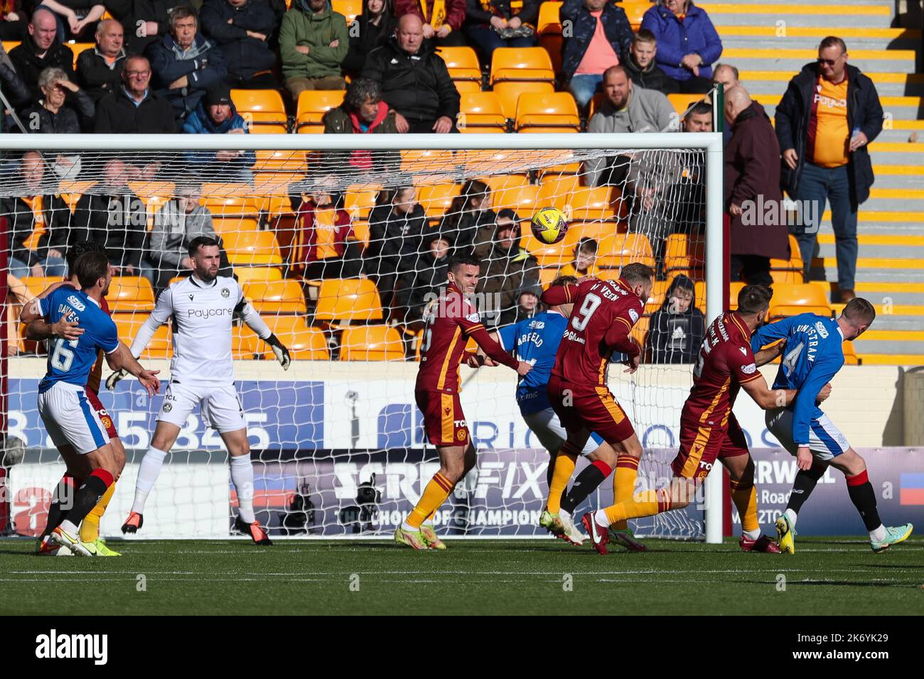 Motherwell, Regno Unito. 16th Ott 2022. Motherwell ha giocato a Rangers nella Cinch Premiership al Fir Hill Stadium, Motherwell, Scozia, Regno Unito. Rangers ha vinto 2 -1 con gol da Tillman (53 minuti) e Lundstram (69 minuti). McKinistry ha segnato per Motherwell (77 minuti) da un calcio di punizione. Credit: Findlay/Alamy Live News Foto Stock