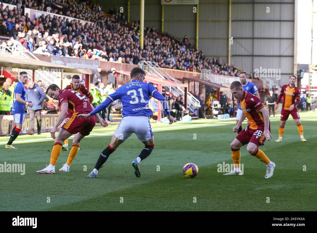 Motherwell, Regno Unito. 16th Ott 2022. Motherwell ha giocato a Rangers nella Cinch Premiership al Fir Hill Stadium, Motherwell, Scozia, Regno Unito. Rangers ha vinto 2 -1 con gol da Tillman (53 minuti) e Lundstram (69 minuti). McKinistry ha segnato per Motherwell (77 minuti) da un calcio di punizione. Credit: Findlay/Alamy Live News Foto Stock