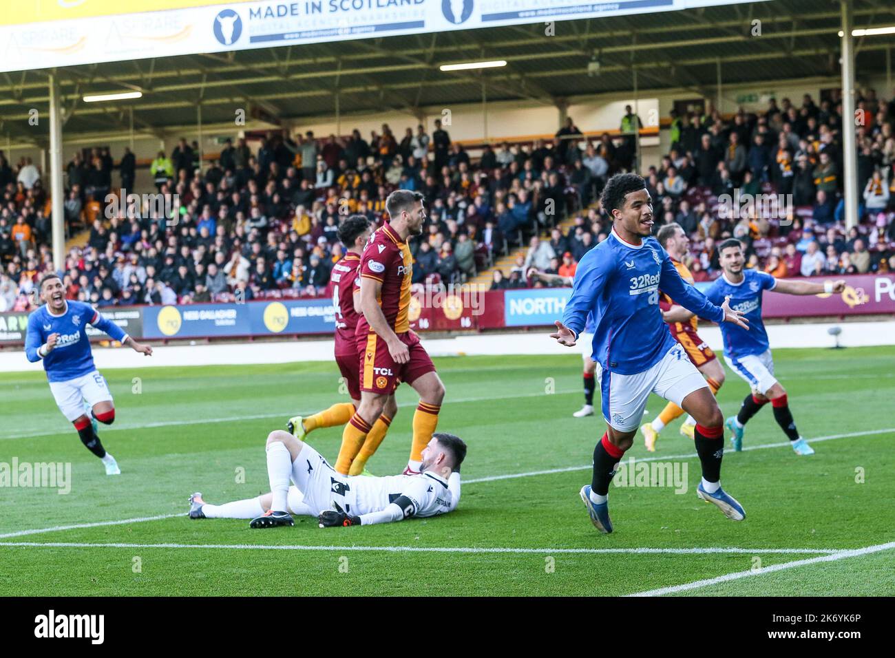 Motherwell, Regno Unito. 16th Ott 2022. Motherwell ha giocato a Rangers nella Cinch Premiership al Fir Hill Stadium, Motherwell, Scozia, Regno Unito. Rangers ha vinto 2 -1 con gol da Tillman (53 minuti) e Lundstram (69 minuti). McKinistry ha segnato per Motherwell (77 minuti) da un calcio di punizione. Credit: Findlay/Alamy Live News Foto Stock