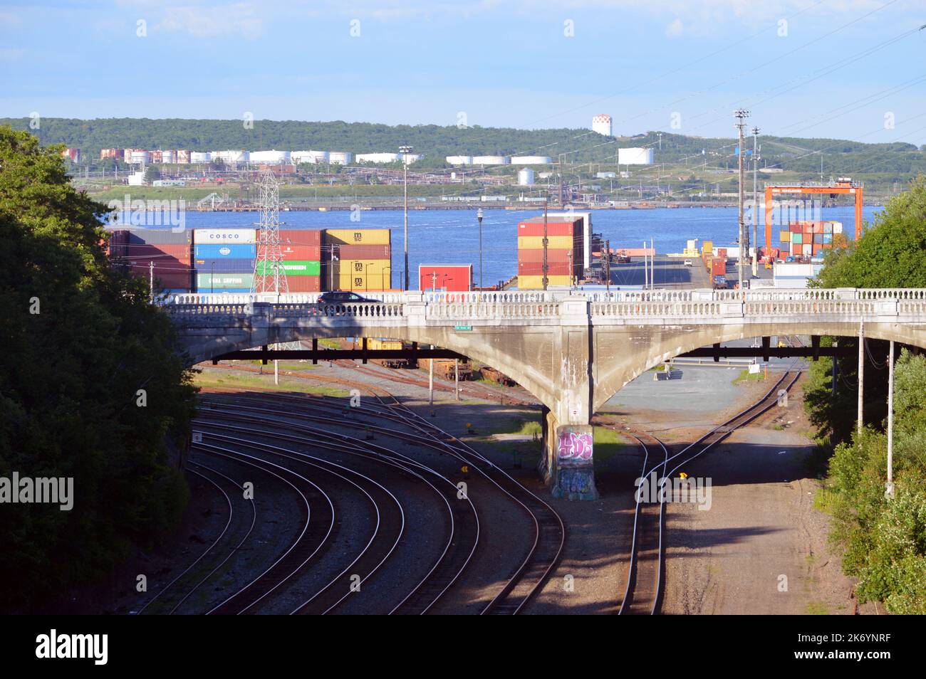 Linea ferroviaria Canadian National (CN) vicino alla stazione ferroviaria di Halifax e al terminal container South End di Halifax, Nuova Scozia Foto Stock
