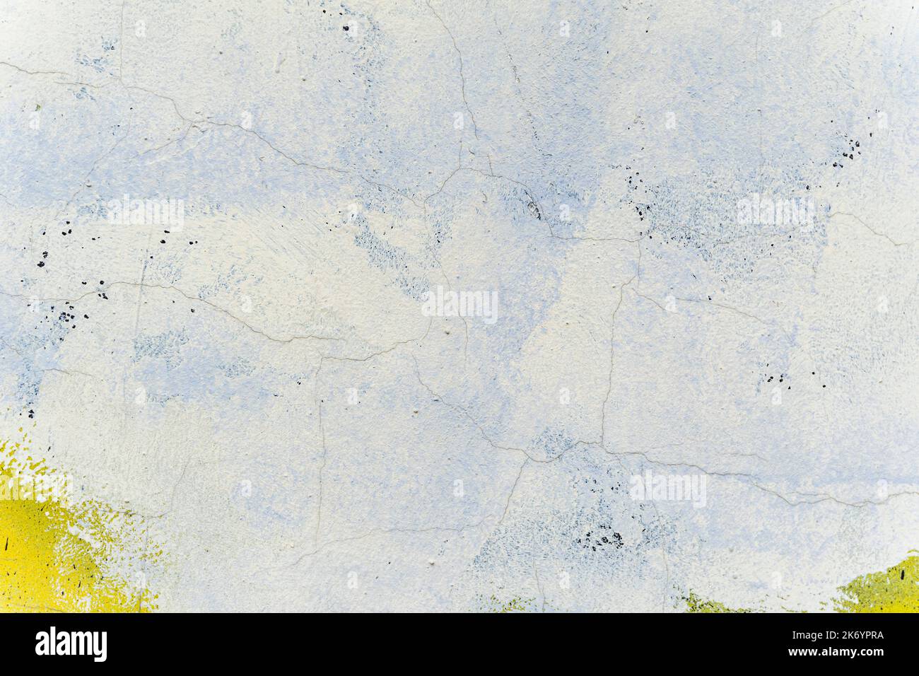 Vecchio muro di colore blu chiaro con macchie gialle Foto Stock