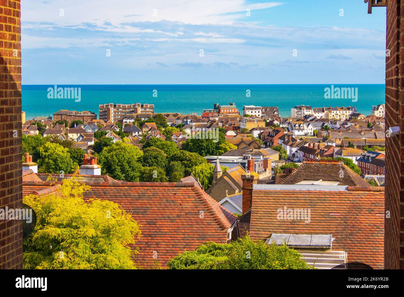 Vista panoramica della città costiera di Hythe-a, ai margini della palude di Romney, nel quartiere di Folkestone e Hythe, sulla costa meridionale del Kent Foto Stock