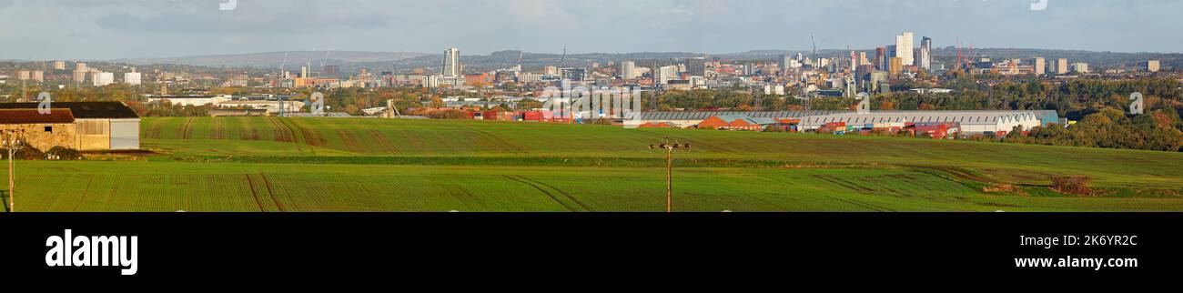 Una vista panoramica del centro di Leeds presa da Rothwell Foto Stock