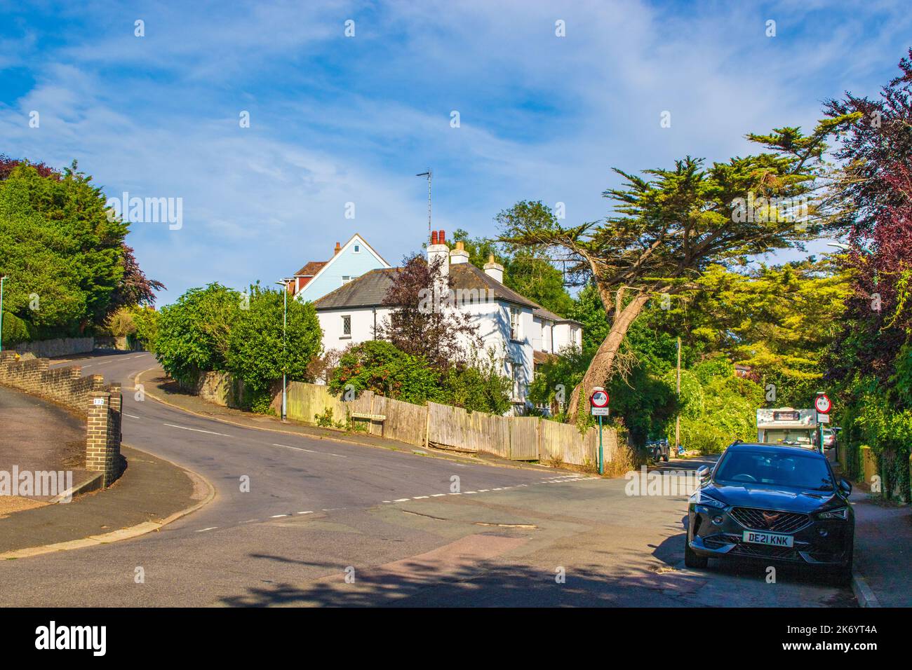 Vista sulla strada di Hythe-a città del mercato costiero sul bordo di Romney Marsh, nel quartiere di Folkestone e Hythe sulla costa meridionale del Kent Foto Stock