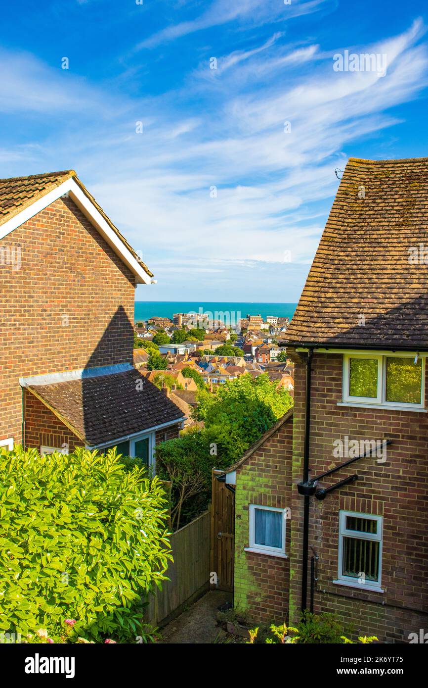 Vista sulla strada di Hythe-a città del mercato costiero sul bordo di Romney Marsh, nel quartiere di Folkestone e Hythe sulla costa meridionale del Kent Foto Stock