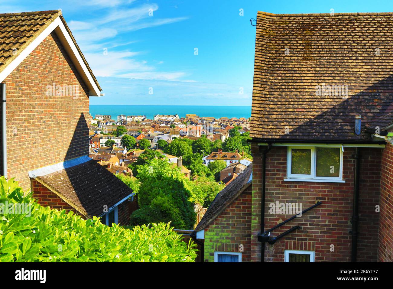 Vista sulla strada di Hythe-a città del mercato costiero sul bordo di Romney Marsh, nel quartiere di Folkestone e Hythe sulla costa meridionale del Kent Foto Stock