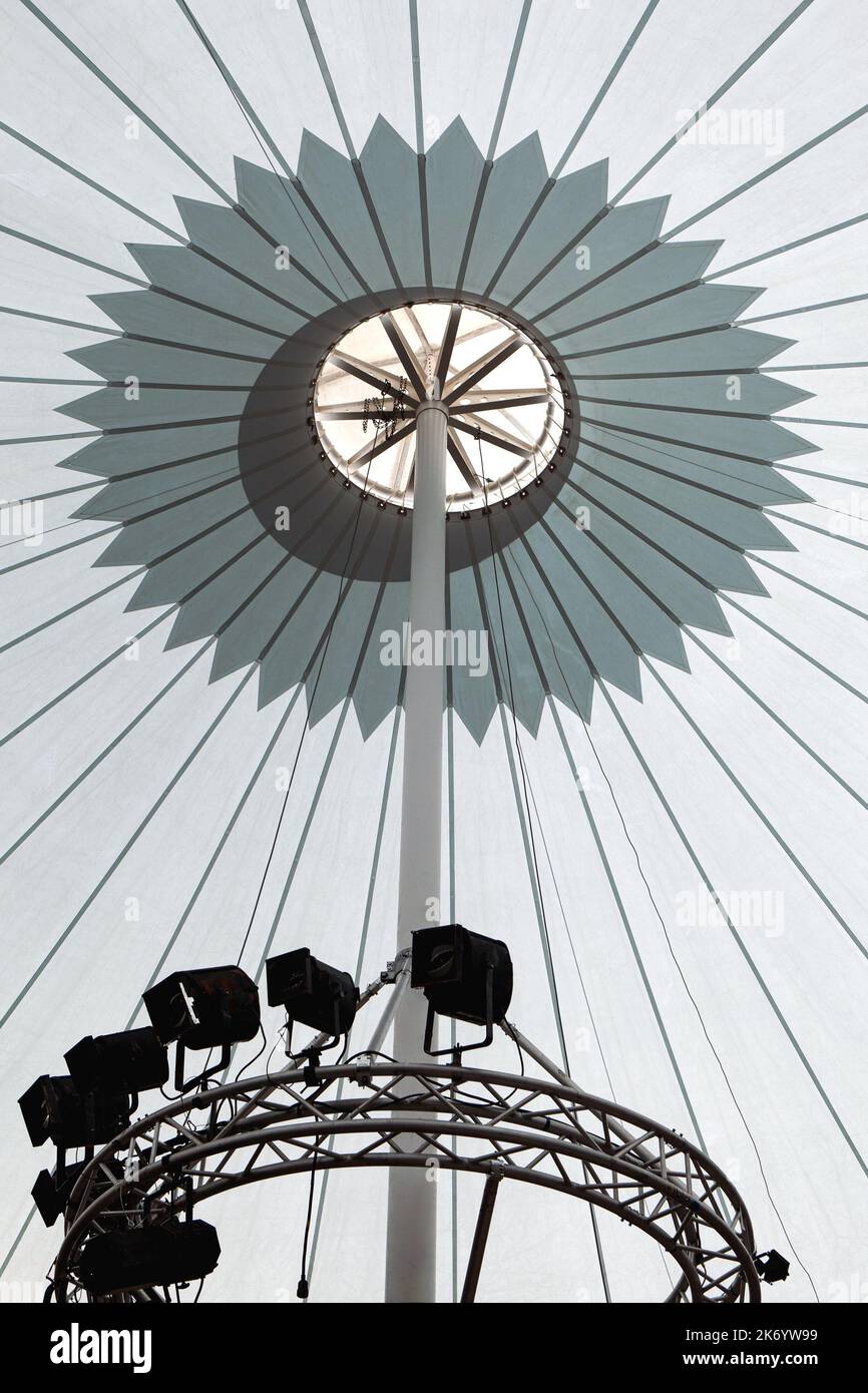 Cupola di una tenda da circo e controllo della luce Foto Stock