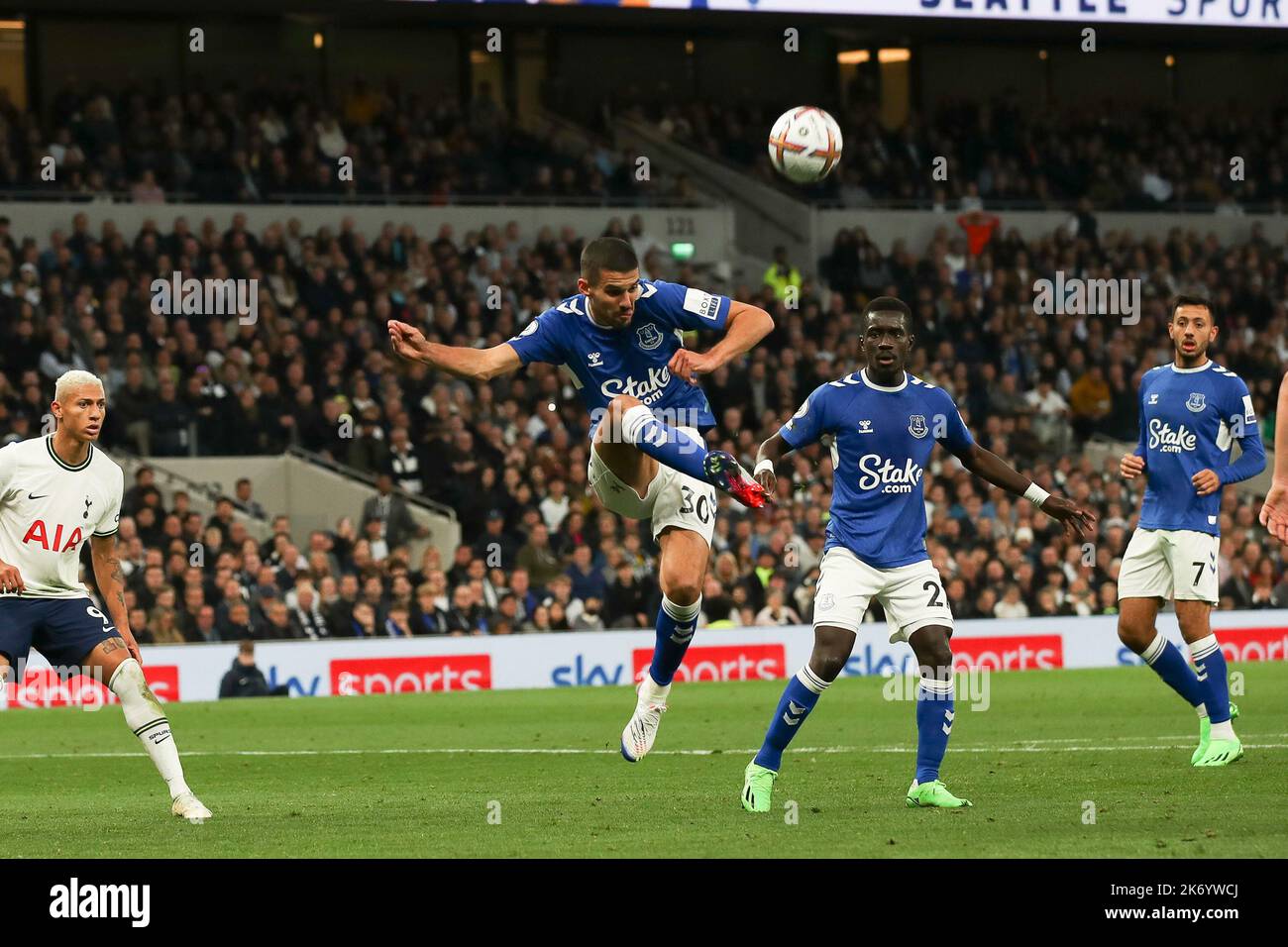 Londra, Regno Unito. 16th Ott 2022. Conor Coady di Everton libera le sue linee durante la partita della Premier League tra Tottenham Hotspur ed Everton al Tottenham Hotspur Stadium, Londra, Inghilterra il 15 ottobre 2022. Foto di Ken Sparks. Solo per uso editoriale, licenza richiesta per uso commerciale. Non è utilizzabile nelle scommesse, nei giochi o nelle pubblicazioni di un singolo club/campionato/giocatore. Credit: UK Sports Pics Ltd/Alamy Live News Foto Stock