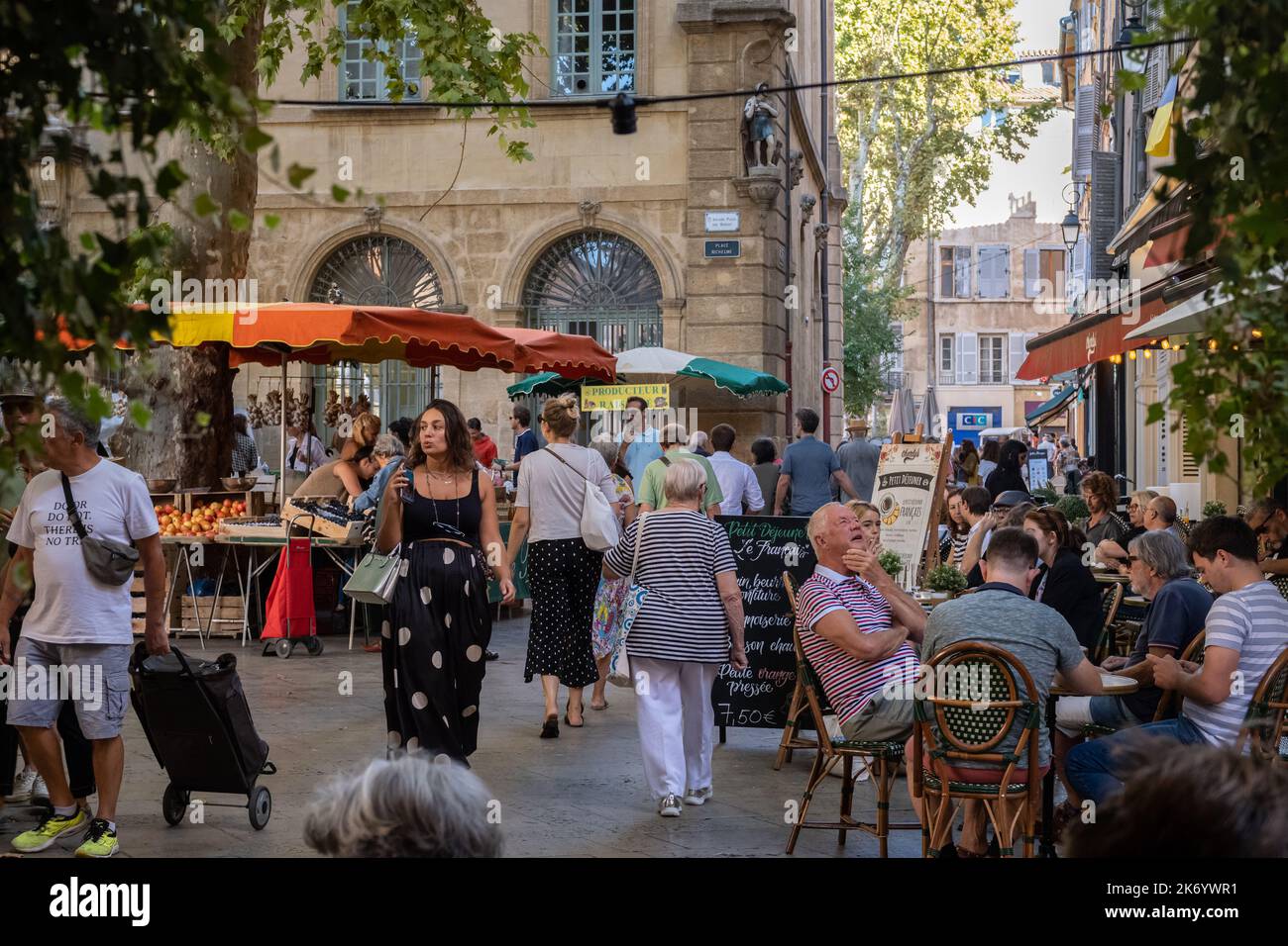 Il vivace mercato alimentare di Aix-en-Provence, nel sud della Francia. Foto Stock