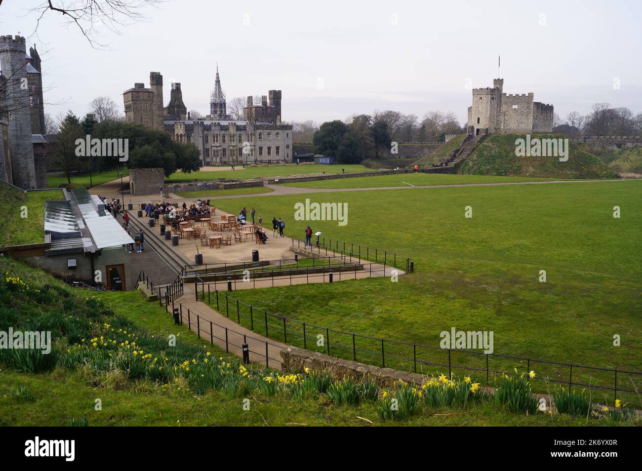 Cardiff, Galles: Una vista di Castle Green, Cardiff Castle e Norman Keep Foto Stock