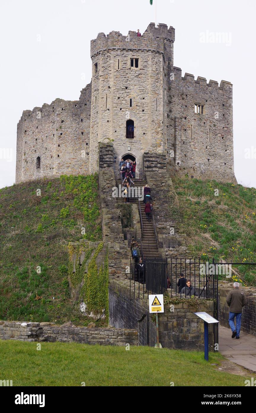 Cardiff, Galles (Regno Unito): I visitatori salendo le scale per la Norman Keep al Castello di Cardiff Foto Stock