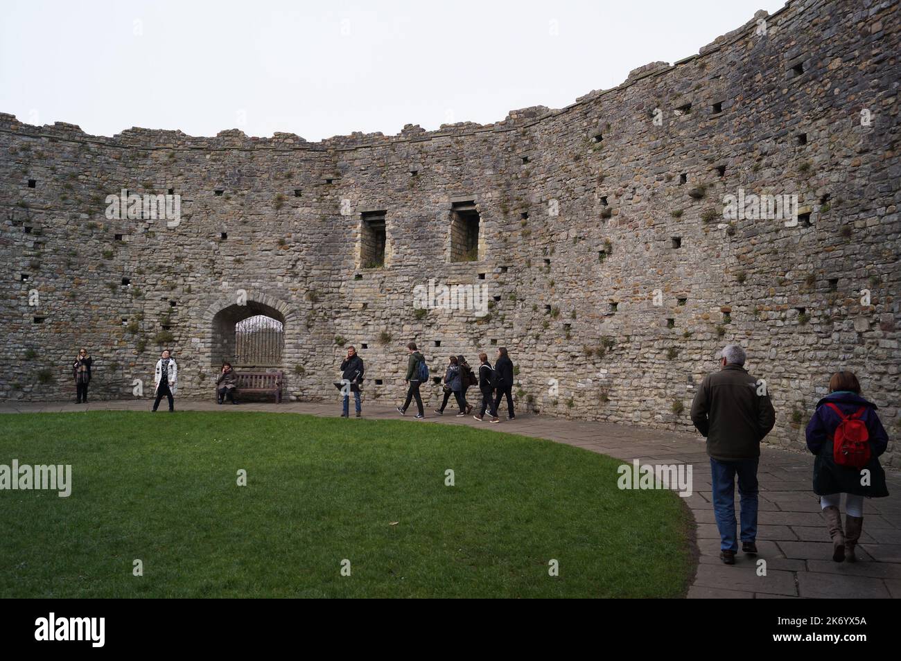 Cardiff, Galles (Regno Unito): Persone che visitano l'interno del Norman Keep al Castello di Cardiff Foto Stock