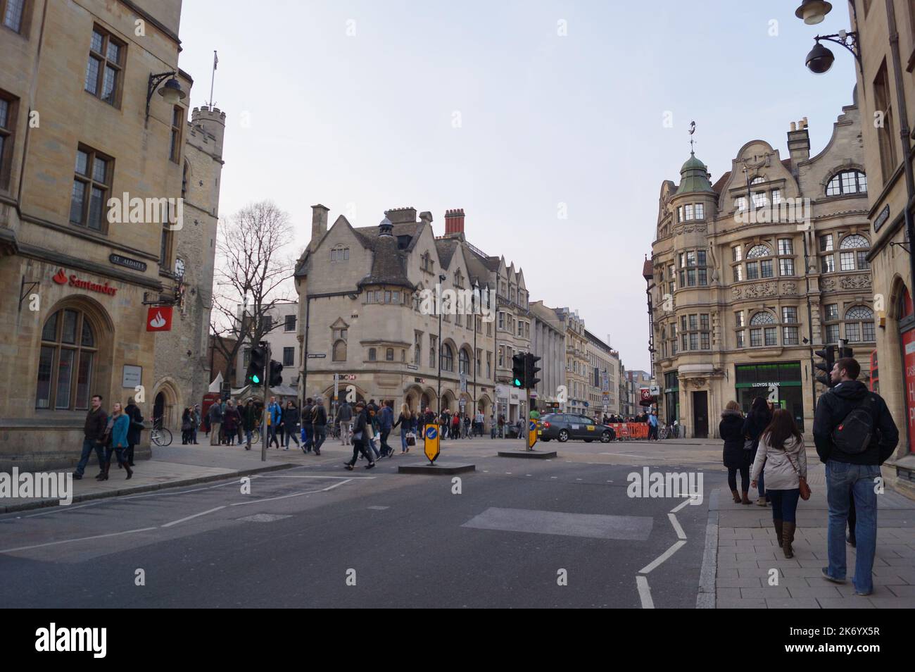Oxford, Regno Unito: Una vista della strada di St Aldate nel centro della città Foto Stock